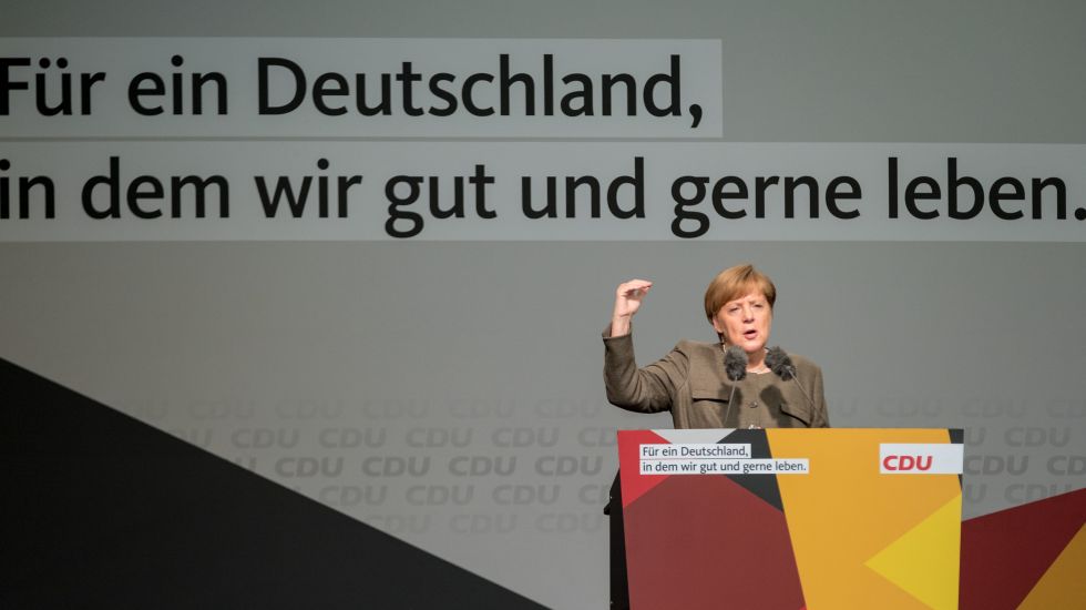 Bundeskanzlerin Angela Merkel (CDU) spricht am 18.08.2017 in Steinhude (Niedersachsen) unter dem Schriftzug "Für ein Deutschland, in dem wir gut und gerne leben". 