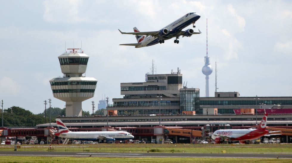 Ein Flugzeug der Gesellschaft Britisch Airways hebt am 28.08.2017 vom Flughafen Tegel in Berlin ab.