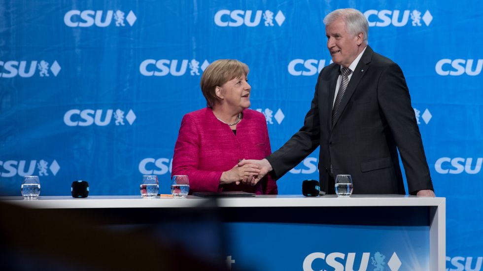 Bundeskanzlerin Angela Merkel (CDU) und der bayerische Ministerpräsident Horst Seehofer (CSU) stehen am 22.09.2017 auf dem Marienplatz in München (Bayern) bei einer Wahlkampfveranstaltung der CSU/CDU auf der Bühne.