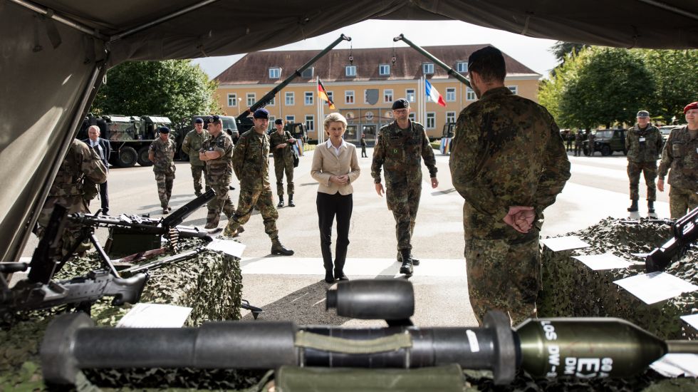 Verteidigungsministerin Ursula von der Leyen (CDU) steht am 11.09.2017 in der Robert-Schumann-Kaserne in Müllheim (Baden-Württemberg) beim Besuch der deutsch-französischen Brigade vor einer Panzerfaust.