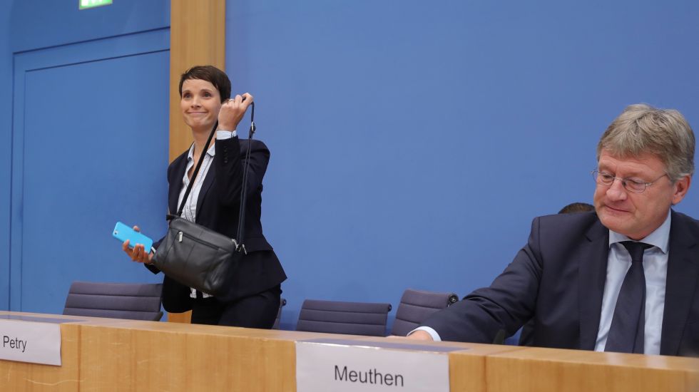 Frauke Petry, Bundesvorsitzende der Partei Alternative für Deutschland (AfD), verlässt die Bundespressekonferenz