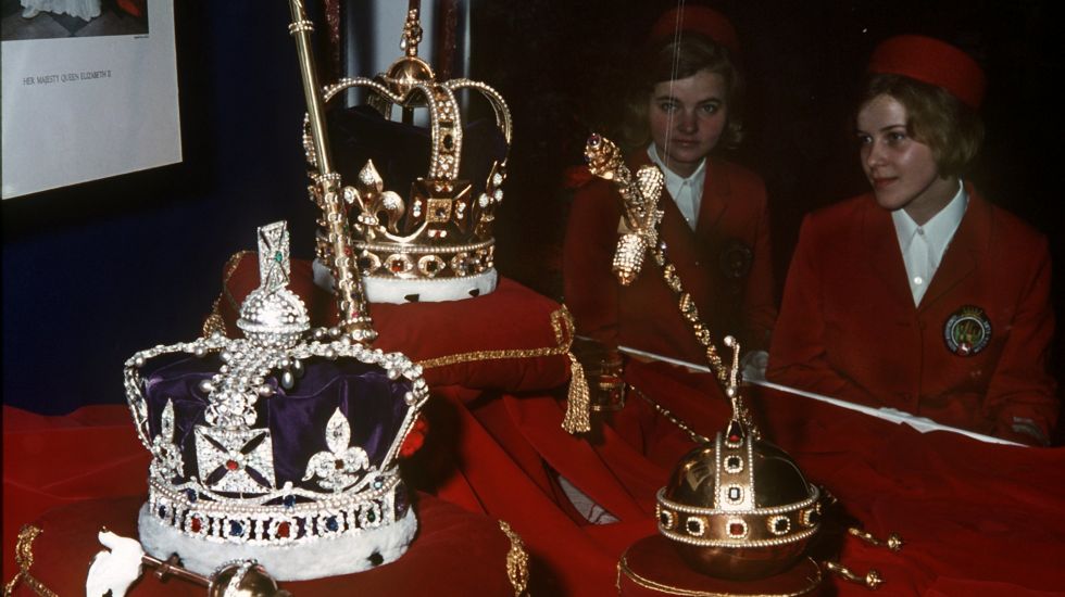Die britische Kronjuwelen, die im Londoner Tower aufbewahrt werden, werden 1969 in einer Ausstellung gezeigt. Vorn das Zepter und die Krone, mit der die derzeitige Königin Elizabeth II. 1953 gekrönt wurde. Dahinter die aus dem Jahre 1661 stammenden "Krönungskrone", die zuerst von Charles III. und dann von seinen Nachfolgern je einmal getragen wurde. Rechts der Reichsapfel.