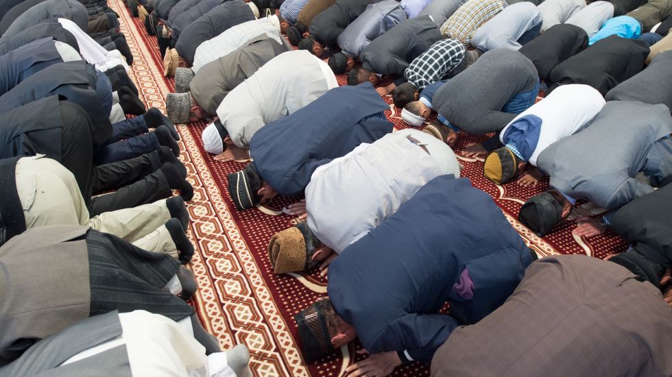 Männer beten am 27.05.2015 in Hanau (Hessen) bei der Eröffnung der neu fertiggestellten Bait-ul-Wahid Moschee der Ahmadiyya Muslim Jamad-Glaubensgemeinschaft (AMJ).