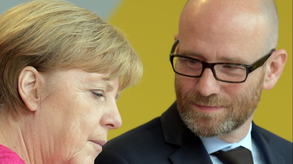 Angela Merkel (CDU) spricht am 22.09.2017 in Ulm (Baden-Württemberg) mit CDU-Generalsekretär Peter Tauber.