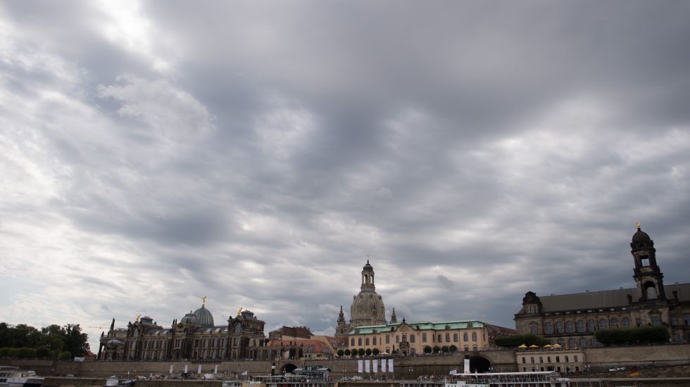 Dunkle Wolken ziehen am 31.08.2017 in Dresden (Sachsen) über die Kulisse der Dresdner Altstadt hinweg.