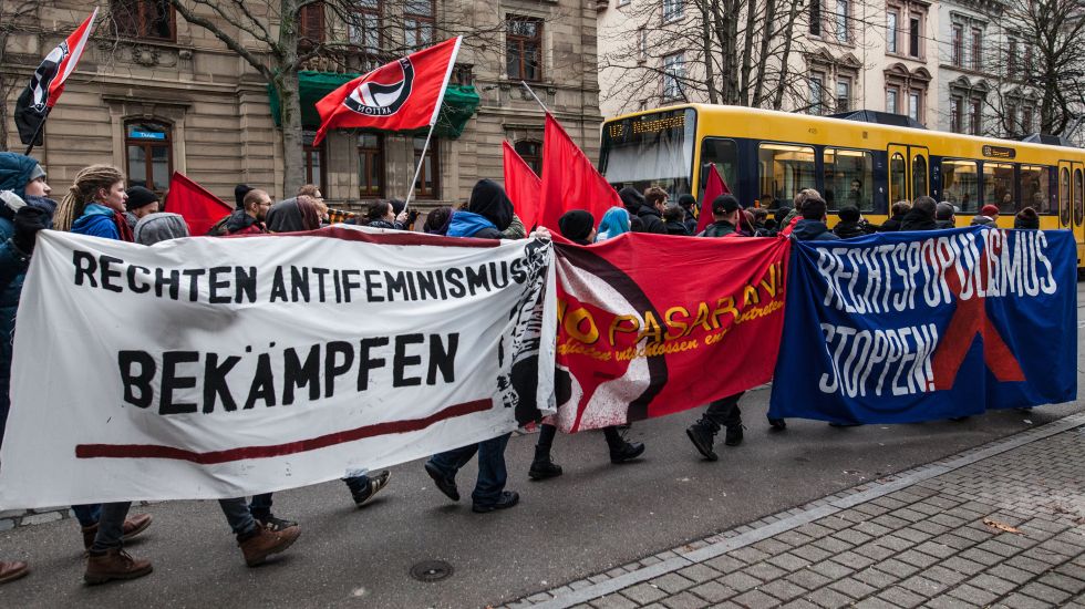 Demonstranten veranstalten am 06.01.2016 während des AFD Dreikönigstreffens im Kursaal in Stuttgart-Bad Cannstatt (Baden-Württemberg) einen Demozug durch Bad Cannstatt.