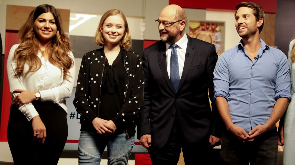 Der SPD-Kanzlerkandidat und Parteivorsitzende, Martin Schulz, steht am 05.09.2017 im YouTube Space Berlin nach dem Interview für "#DeineWahl" mit den YouTubern (l-r) Nihan Sen, Lisa Sophie und Mirko Drotshmann im Studio für ein Foto zusammen. 