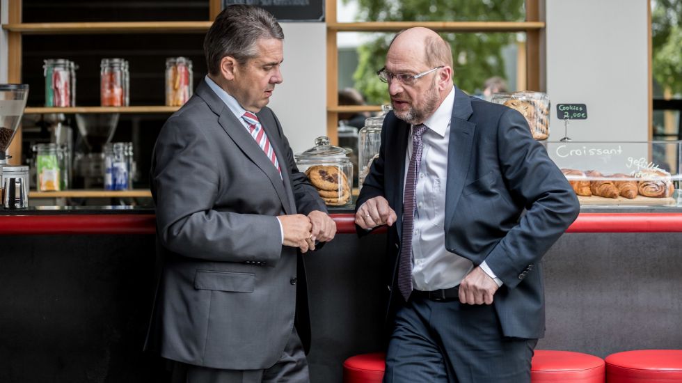  SPD-Kanzlerkandidat Martin Schulz spricht nach einer Pressekonferenz in Berlin mit dem deutschen Außenminister Sigmar Gabriel (SPD) an der Bar der Bundespressekonferenz.