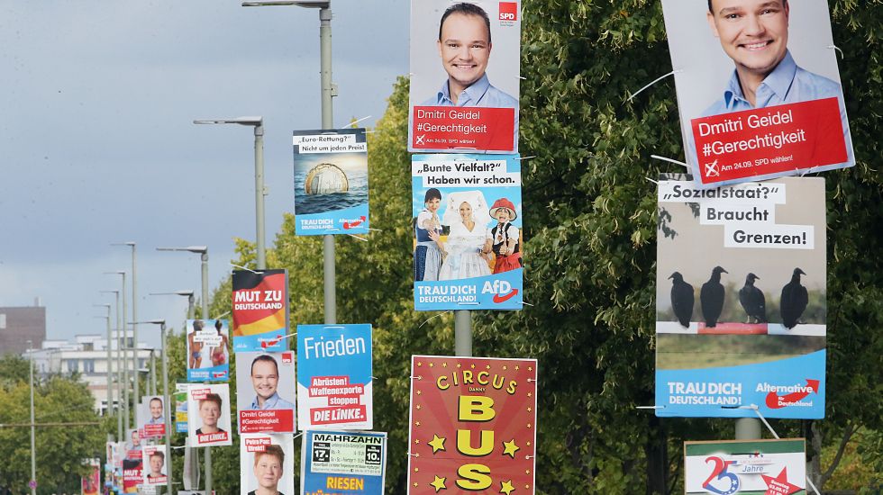 Neben herkömmlicher kommerzieller Werbung benutzen politische Parteien am 22.08.2017 Straßenlaternen im Berliner Bezirk Mahrzahn um ihre Wahlplakate für die Bundestagswahl zu platzieren.
