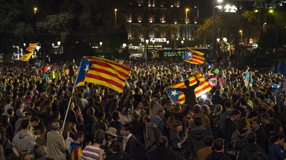 Unterstützer des Referendums zur Unabhängigkeit Kataloniens versammeln sich am 01.10.2017 in Barcelona, Spanien, auf dem Placa de Catalunya. Nach dem von Polizeigewalt überschatteten Referendum in Katalonien hat Regierungschef Puigdemont die Loslösung der Region von Spanien eingefordert.