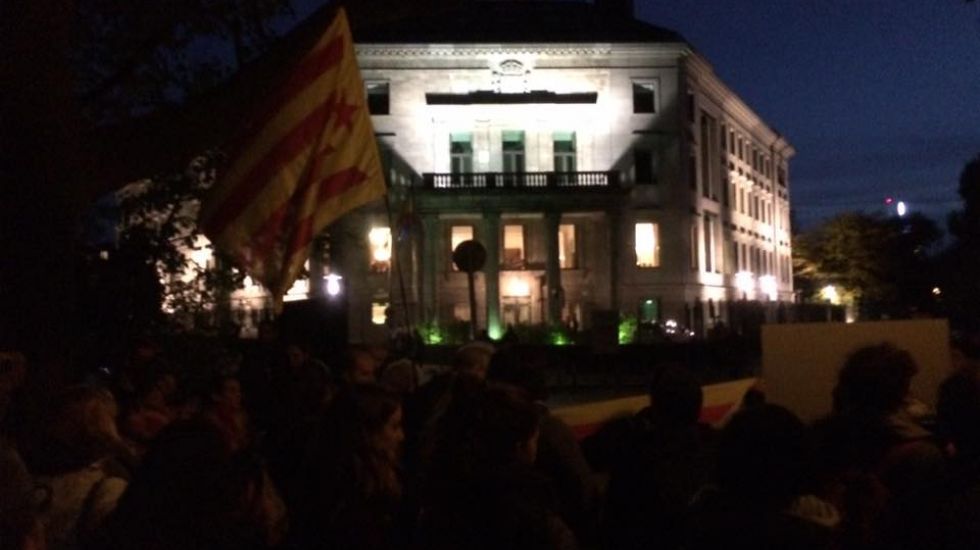 Demonstranten mit Flagge vor dem Gebäude der spanischen Botschaft in Berlin