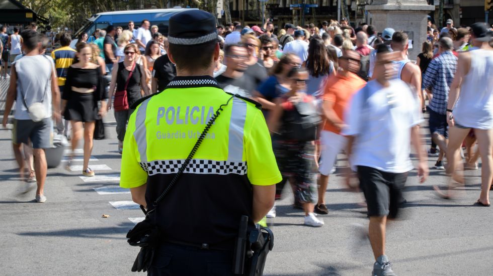 Ein Polizist beobachtet am 18.08.2017 den Fußgängerverkehr auf einer Kreuzung an der Flaniermeile Las Ramblas in Barcelona (Spanien). 