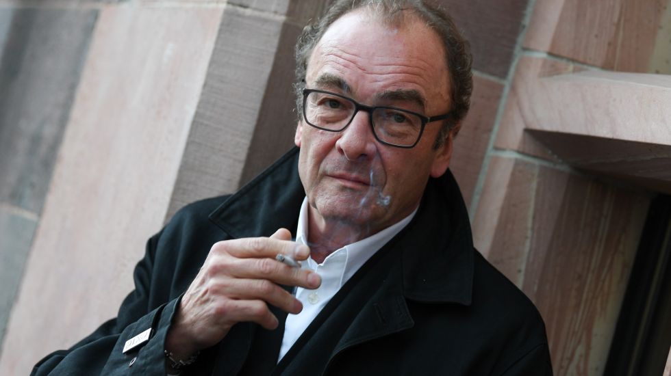 Schriftsteller Rober Menasse mit Zigarette in der Hand