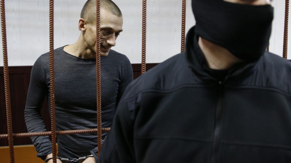 Der russische Künstler Pjotr Pawlenskij im Gefängnis hinter Gittern