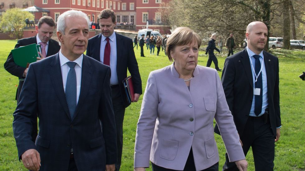 Bundeskanzlerin Angela Merkel (CDU) geht am 06.04.2017 zum Abschluss der 44. Regionalkonferenz der Ost-Ministerpräsidenten vor dem Neuen Schloss in Bad Muskau (Sachsen) neben Sachsens zurückgetretenen  Ministerpräsident Stanislaw Tillich (CDU) durch den Fürst-Pückler-Park