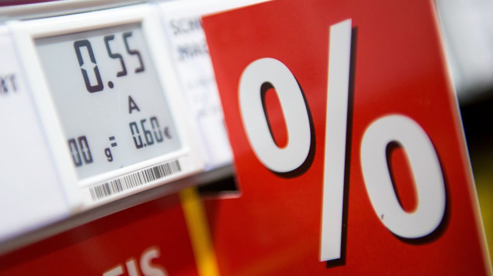 Ein elektronisches Preisschild, aufgenommen am 28.01.2015 in einem Supermarkt von Rewe in Düsseldorf