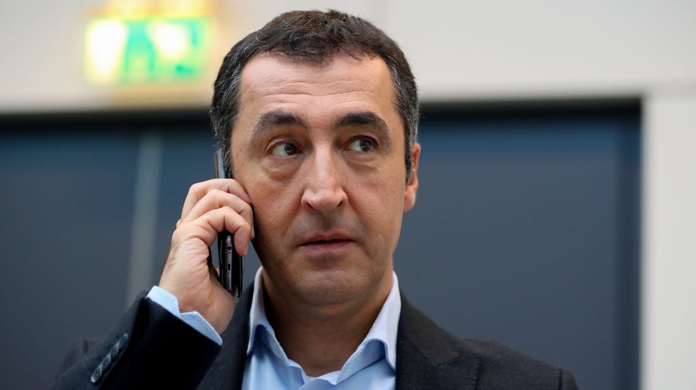 Cem Özdemir spricht am Telefon.
