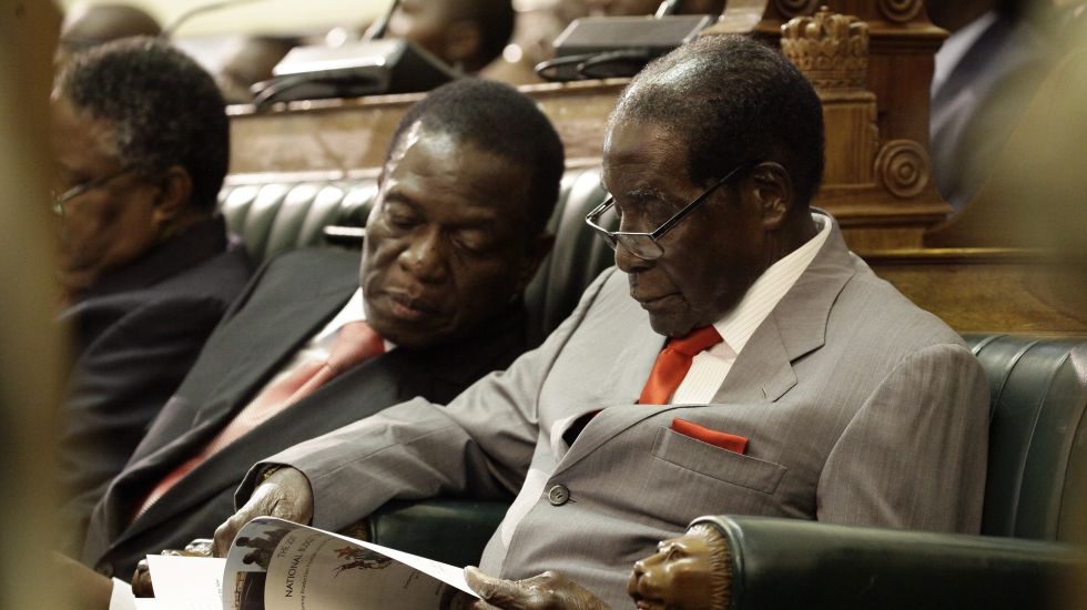 Der bisherige Präsident von Simbabwe Robert Mugabe (rechts) neben dem ehemaligen Vize-Präsidenten und jetzt neuen Präsidetnen Emmerson Mnangagwa (links)