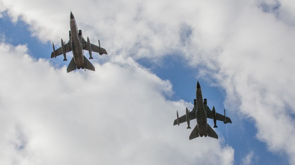 Zwei Recce-Tornados der Luftwaffe der Bundeswehr starten im Rahmen des Einsatzes Counter DAESH am 09.01.2016 in Incirlik (Türkei) zu einem Einsatzflug.