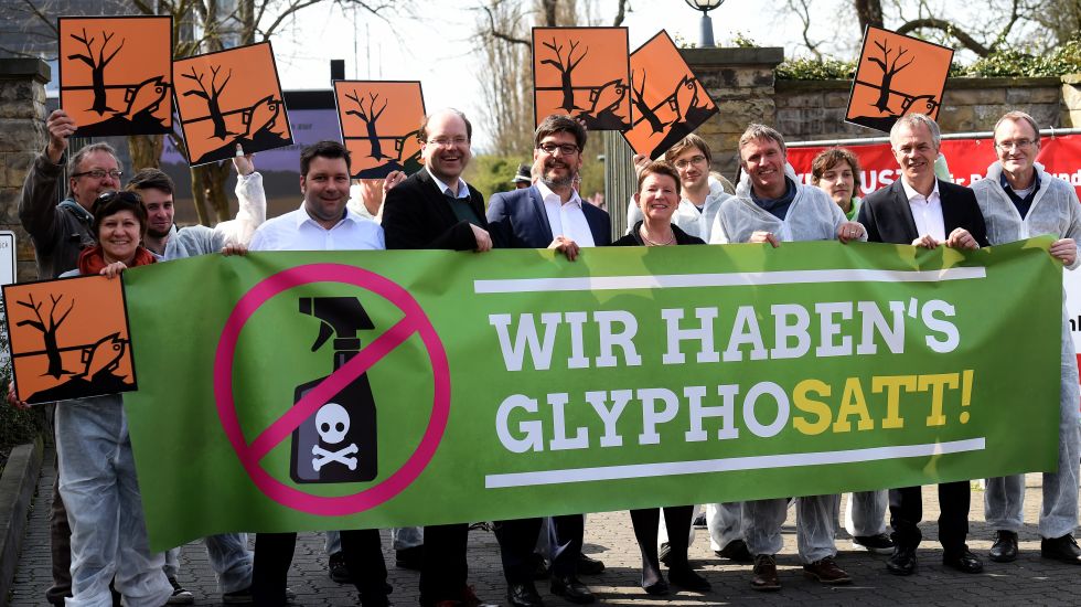 Niedersächsische Grünen-Politiker halten zusammen mit niedersächsischen Grünenpolitikern am 30.03.2017 in Hannover (Niedersachsen) vor dem Tagungszentrum der Agrarministerkonferenz ein Plakat mit der Aufschrift "Wir haben's Glyphosatt!" in den Händen