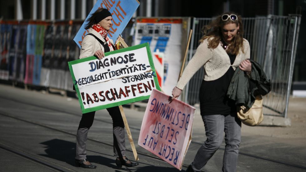 Frauen mit Plakten bei Pro-Intersexualität-Demo in Berlin