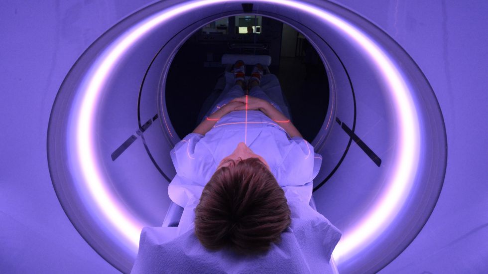 In der Zentralen Notaufnahme des Universitätsklinikums Jena (UKJ) liegt eine Röntgenassistentin am 20.01.2016 in Jena (Thüringen) zum Zwecke der Demonstration des Geräts in einem Computertomographe