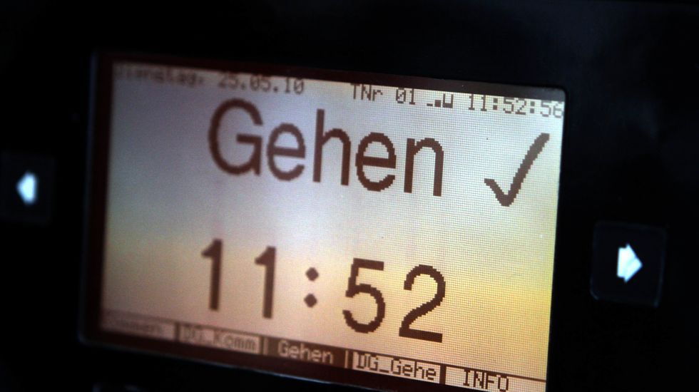 Die Stechuhr am Ausgang der hessischen Staatskanzlei in Wiesbaden zeigt am Dienstag (25.05.2010) das Wort "Gehen".