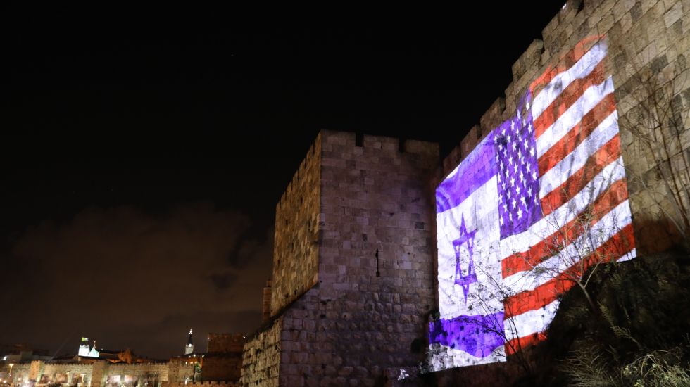 Die israelische und die US-Amerikanische auf einer Mauer in Jerusalem
