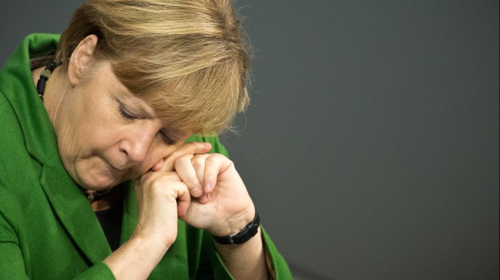 Angela Merkel gähnend im Bundestag