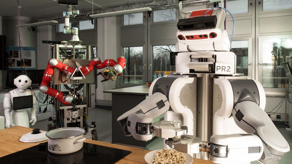 Einer der Roboter des Forschungsinstituts _Artificial Intelligence (AI)_ an der Universität in Bremen würzt am 08.03.2017 zubereitetes Popcorn mit Salz. 
