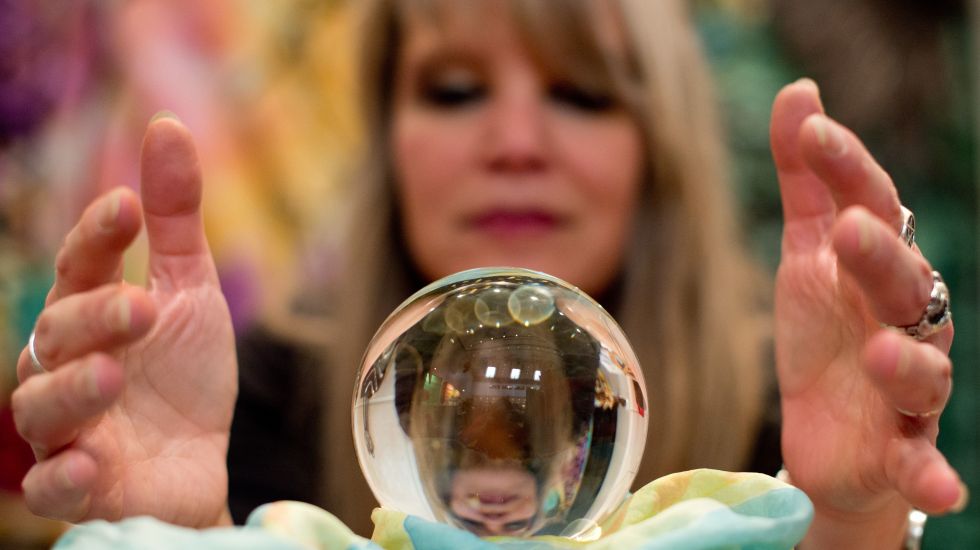 Die Wahrsagerin Sonja Catarina Benandanti blickt am 03.10.2014 auf der Esoterik-Messe in Stuttgart (Baden-Württemberg) in eine Kristallkugel.