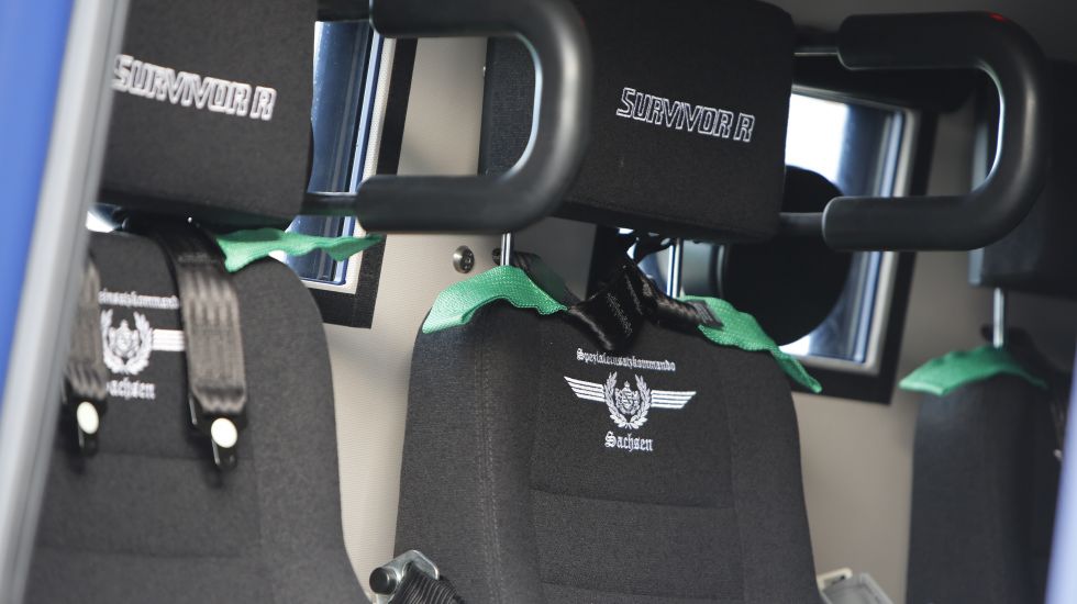 Auf den Sitzen im Fahrzeug ist die Beschriftung «Spezialeinsatzkommando» und einer einem Logo mit Lorbeerkranz «Sachsen» jeweils in Frakturschrift zu sehen.