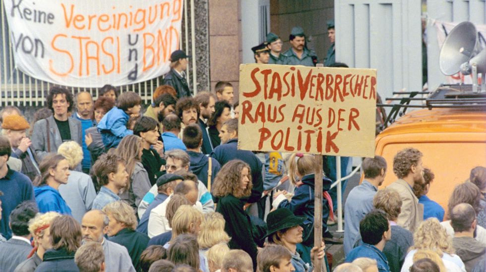 Aus Solidarität mit den Besetzern der Stasi-Zentrale in Ostberlin demonstrieren am 05.09.1990 mehrere hundert Sympathisanten vor dem Gebäude. Am 04.09.1990 haben Bürgerrechtler die ehemaligen Zentrale des Ministeriums für Staatssicherheit (MfS) in Berlin Lichtenfeld besetzt, um die Vernichtung von Stasi-Akten bzw. deren Verlagerung in das Bundesarchiv nach Koblenz zu verhindern.