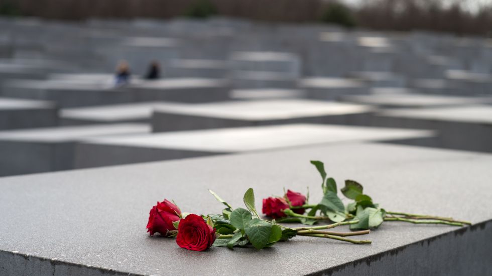 Rosen liegen auf dem Holocaust-Mahnmal in Berlin