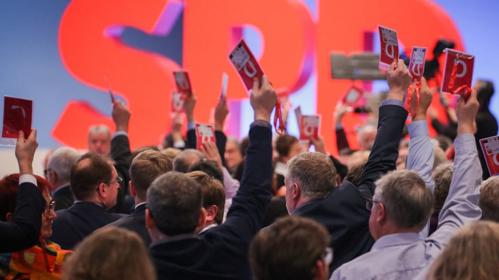 SPD-Delegierte stimmen beim SPD-Parteitag ab