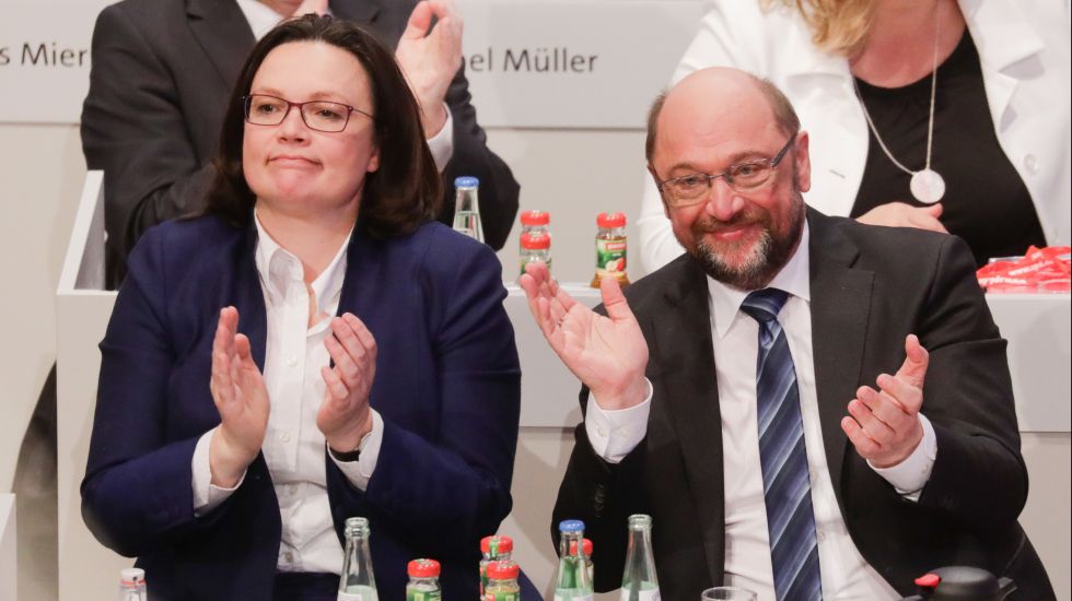 Die SPD-Fraktionsvorsitzende im Bundestag, Andrea Nahles (l), und der SPD-Parteivorsitzende Martin Schulz freuen sich beim SPD-Sonderparteitag in Bonn nach der Abstimmung pro Große Koalition.