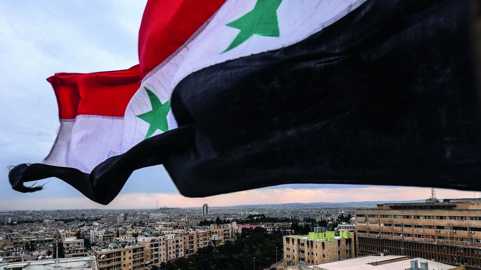 Panorama Blick auf Aleppo mit wehender Syrien-Fahne