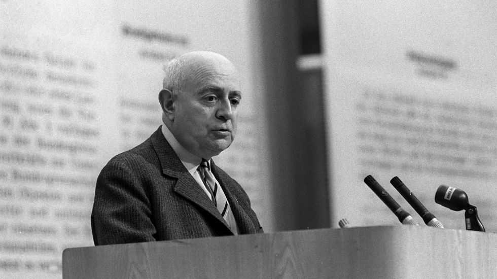 Der Soziologie-Professor Theodor Adorno am 28.05.1968 bei einer Veranstaltung gegen die Notstandsgesetzgebung im Großen Sendesaal des Hessischen Rundfunks in Frankfurt am Main bei seinem Vortra