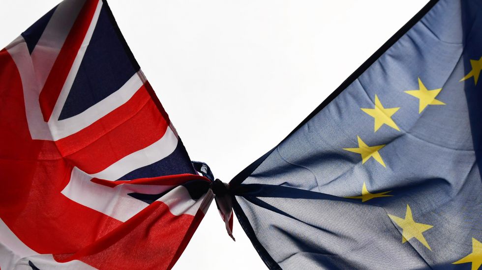 Eine britische und eine Europa-Flagge sind aneinander geknotet