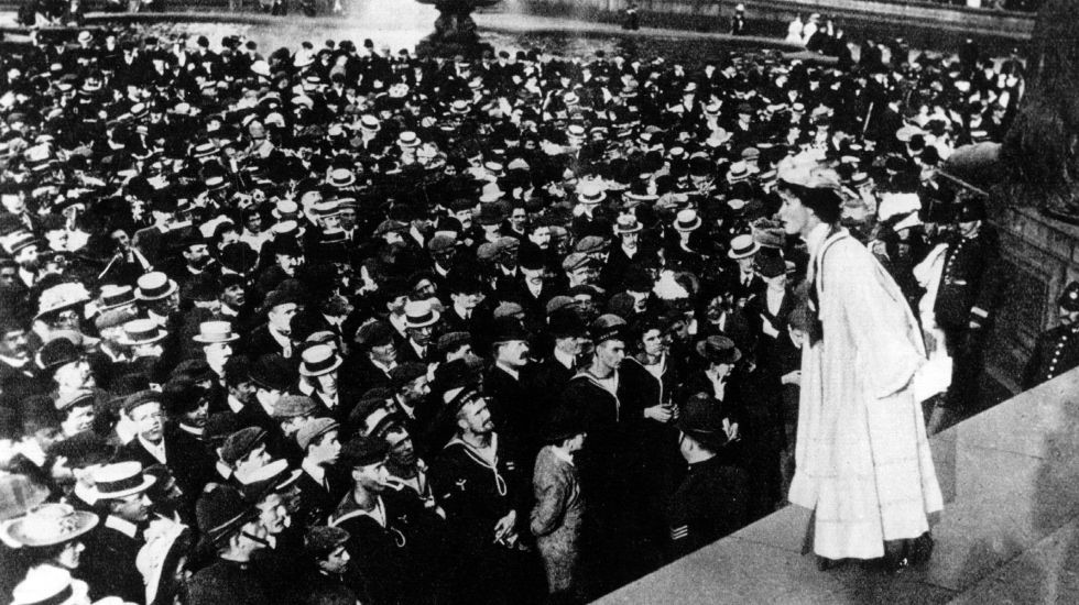 Emmeline Pankhurst bei einer Demonstration 