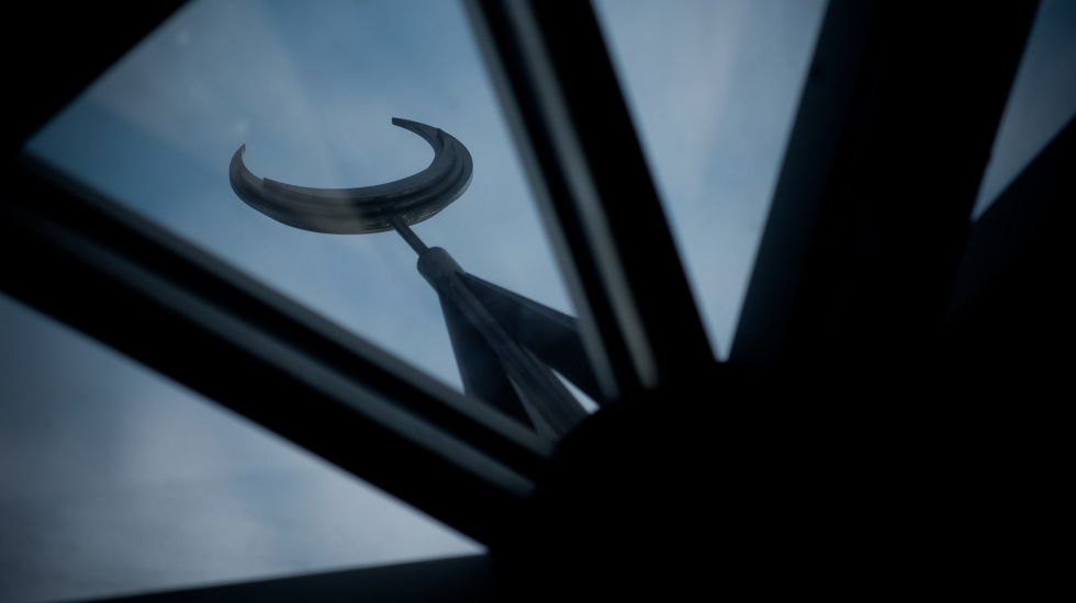 Ein Halbmond ist durch einer Glaskuppel am Montag (03.10.2011) auf dem Dach der Ayasofya Moschee in Hannover zu sehen.