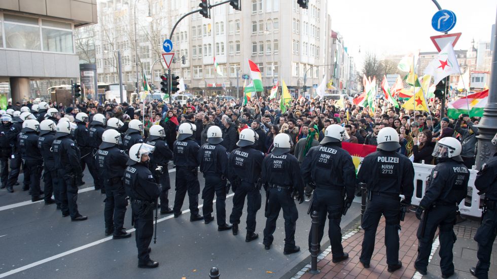 Polizeibeamte stoppen am 27.01.2018 in Köln (Nordrhein-Westfalen) eine Kurden-Demo gegen die türkische Militäroffensive in Nordsyrien.