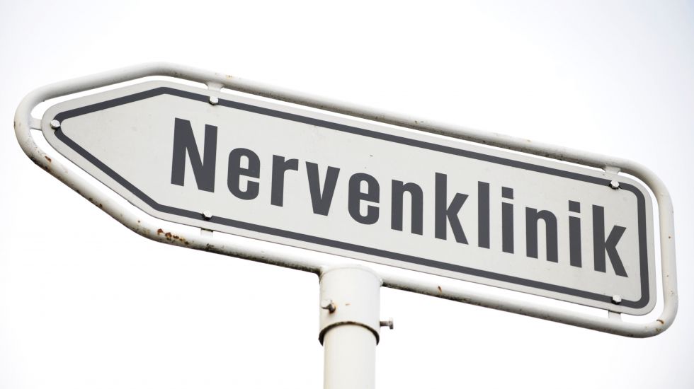 Ein Schild mit der Aufschrift "Nervenklinik"