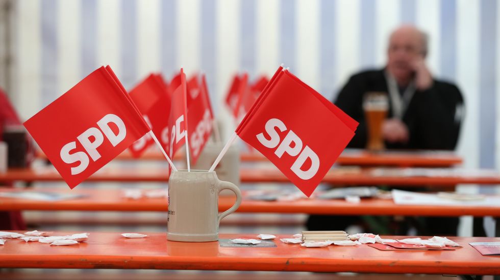 Leere Sitzreihen beim politischen Aschermittwoch der SPD in Bayern