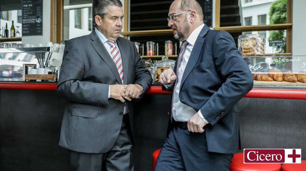 artin Schulz (r) spricht mit Außenminister Sigmar Gabriel (SPD) in Berlin an der Bar der Bundespressekonferenz