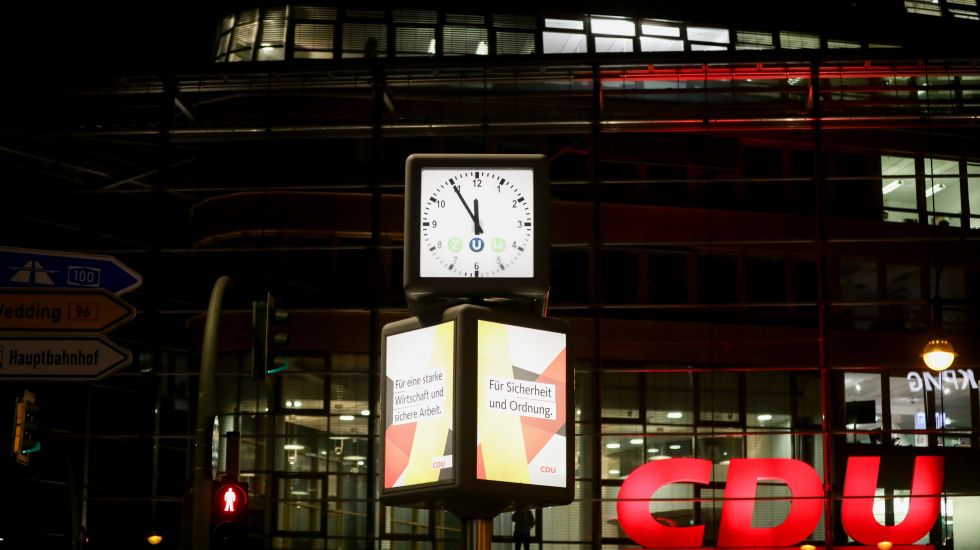 Kurz vor Zwölf zeigt die Uhr vor der CDU-Parteizentrale, dem Konrad-Adenauer-Haus, wo CDU, CSU und SPD um eine große Koalition gerungen haben