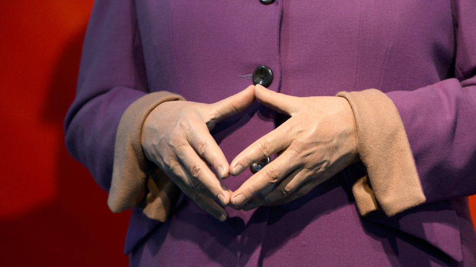 Die Hände der Wachsfigur von Bundeskanzlerin Angela Merkel formen am in Berlin im Wachsfigurenkabinett Madame Tussauds eine Raute