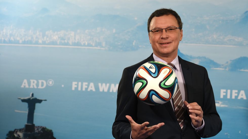 ARD-Programmchef Volker Herres posiert mit einem Fußball