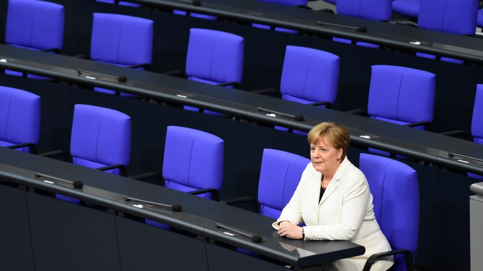 undeskanzlerin Angela Merkel (CDU) sitzt nach ihrer Vereidigung auf der leeren Regierungsbank um Reichstagsgebäude