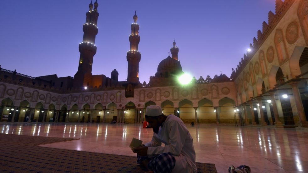 Ein Mann liest in einer Kairoer Moschee im Koran